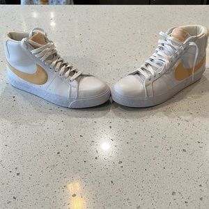 NIKE SB ZOOM BLAZER MID WHITE CELESTIAL GOLD.